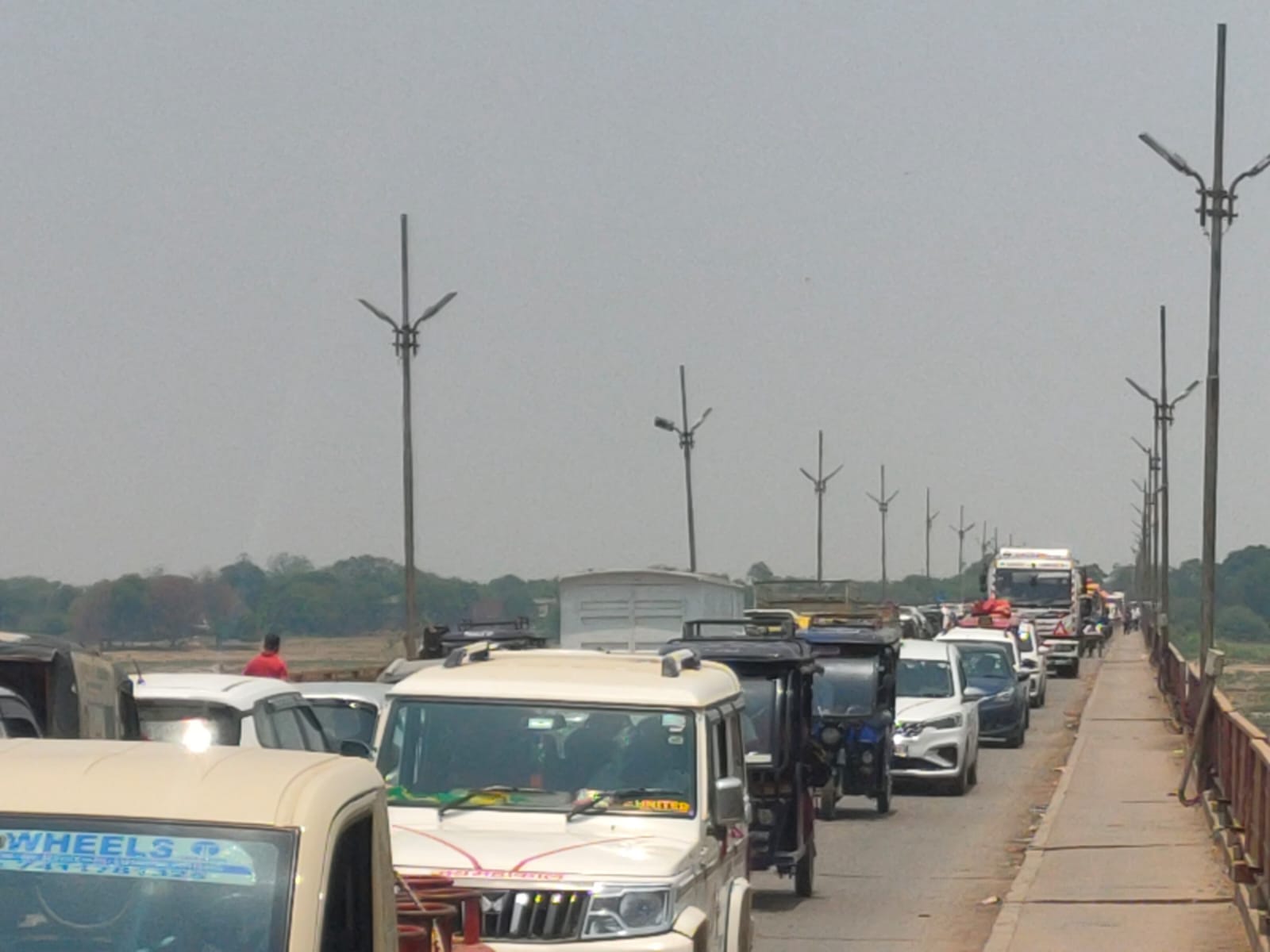 शास्त्री ब्रिज पर वाहनों की लगी लंबी कतार, संवाद