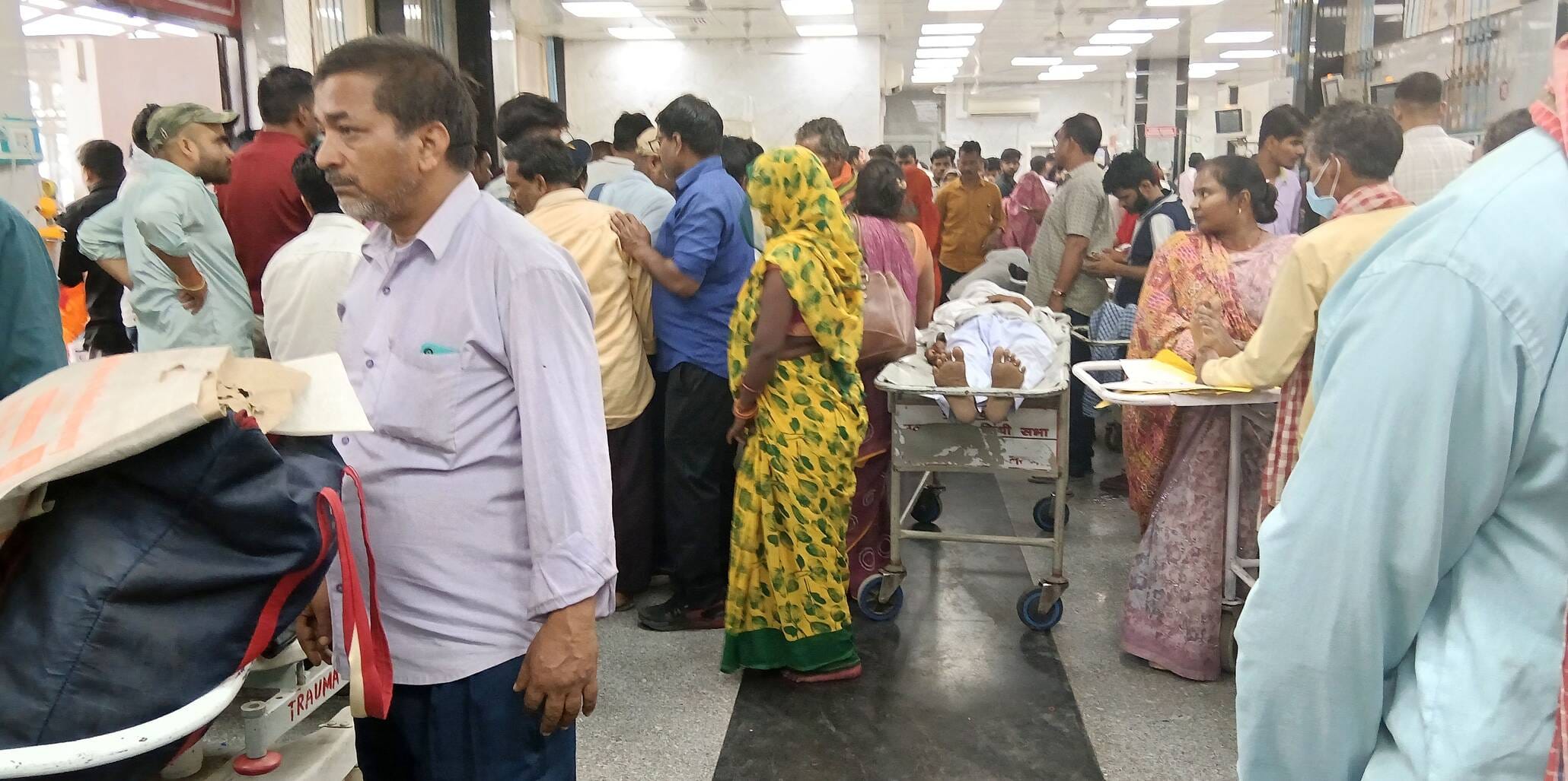 ट्रॉमा सेंटर में मरीजों की भीड़। ट्रॉमा सेंटर में मरीजों की भीड़।
