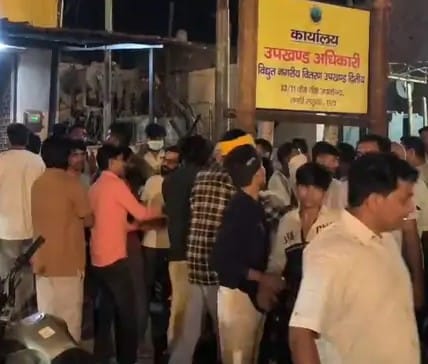 ठंडी सड़क स्थित बिजलीघर पर पहुंचे लोगों को समझाते पुलिसकर्मी। वीडियो ग्रैब