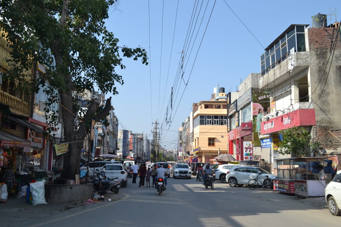 दयालपुरा गेट से कर्ण गेट तक बाजार में कही नही ठंडे पानी की छबील। संवाद दयालपुरा गेट से कर्ण गेट तक बाजार में कही नही ठंडे पानी की छबील। संवाद