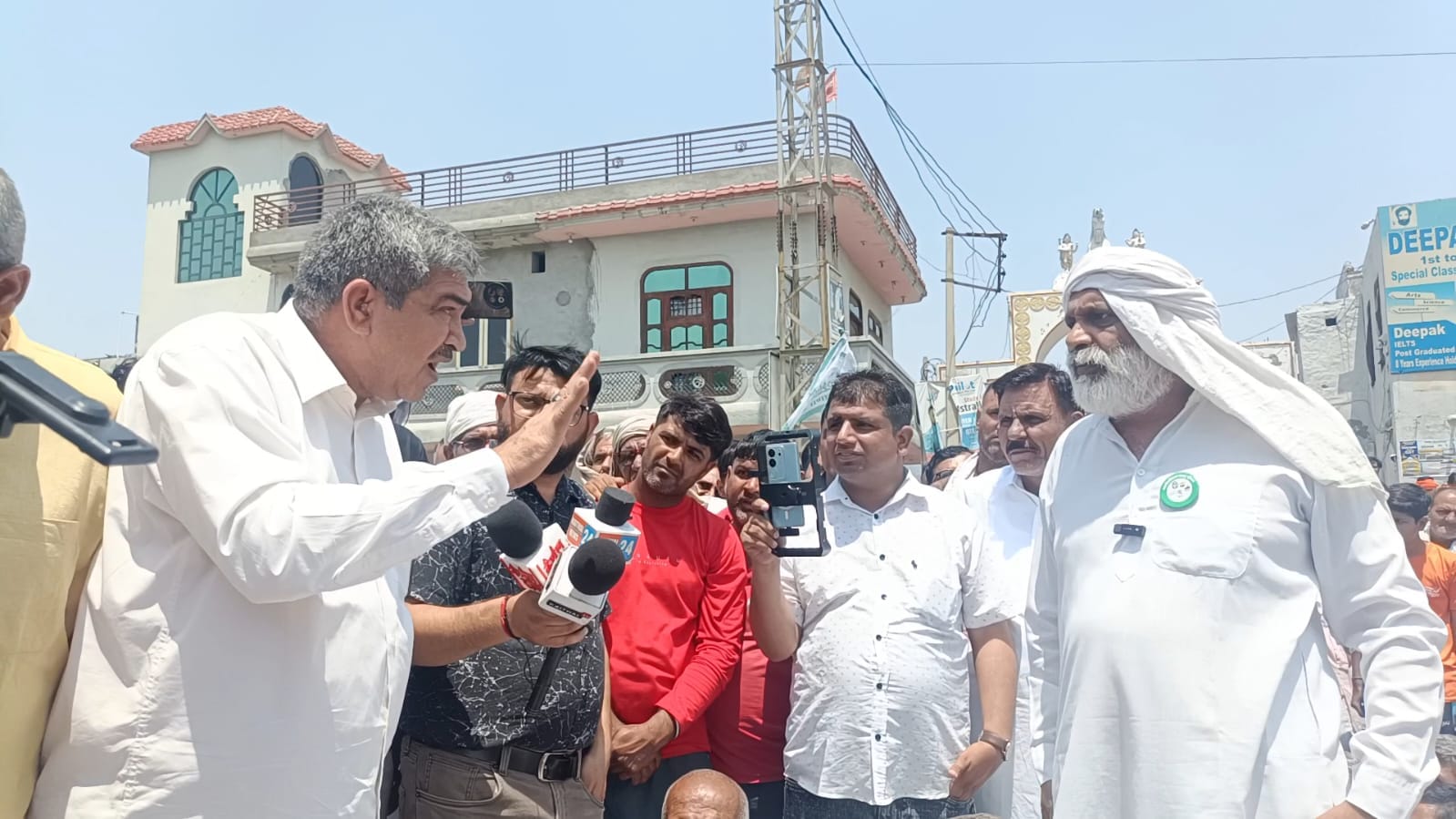 धरने के दौरान ग्रामीणों को संबोधित करते किसान नेता सुरेश कौथ। संवाद
