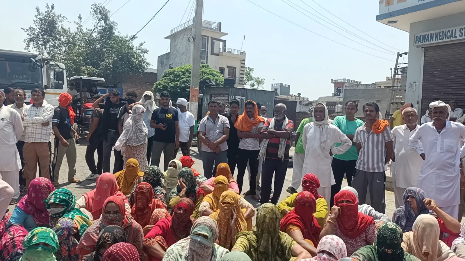 धरने के दौरान ग्रामीणों को संबोधित करते किसान नेता सुरेश कौथ। संवाद