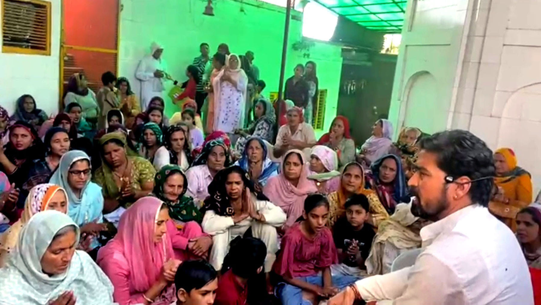यज्ञ में आहुतियां डालते लोग यज्ञ में आहुतियां डालते लोग