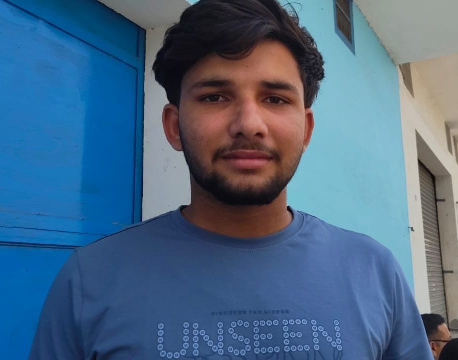 03जेएनडी17:माडल संस्कृति सीनियर सेकेंडरी स्कूल के बाहर चेकिंग करते पुलिसकर्मी। संवाद