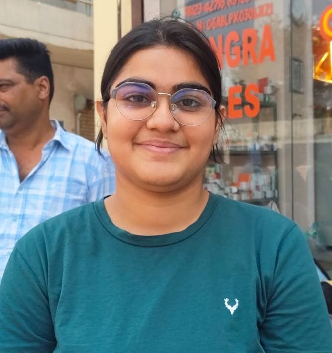 03जेएनडी17:माडल संस्कृति सीनियर सेकेंडरी स्कूल के बाहर चेकिंग करते पुलिसकर्मी। संवाद