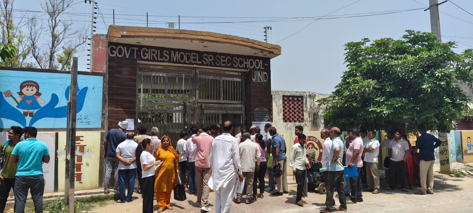 03जेएनडी17:माडल संस्कृति सीनियर सेकेंडरी स्कूल के बाहर चेकिंग करते पुलिसकर्मी। संवाद