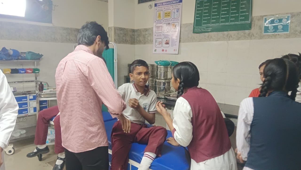 अंबाला कैंट में उपचाराधीन ऑटो पलटने पर घायल हुए स्कूली छात्र व पास खड़े परिजन: सोशल मीडिया