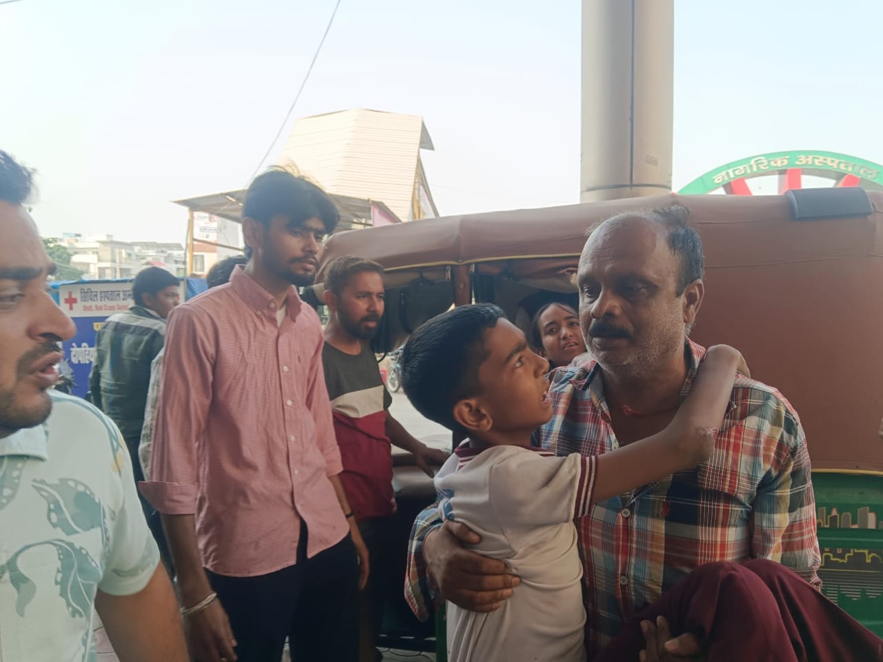 अंबाला कैंट में उपचाराधीन ऑटो पलटने पर घायल हुए स्कूली छात्र व पास खड़े परिजन: सोशल मीडिया