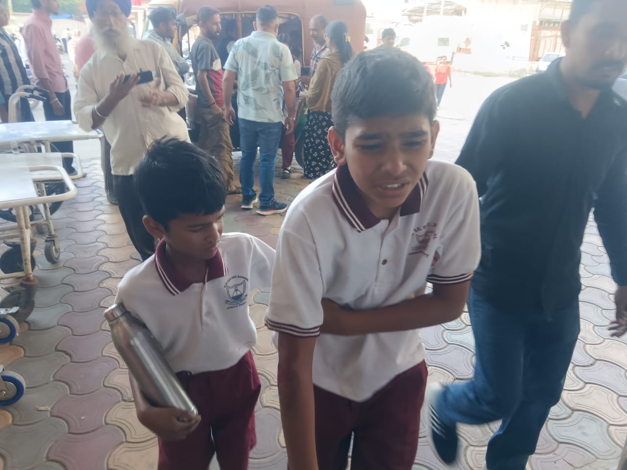 अंबाला कैंट में उपचाराधीन ऑटो पलटने पर घायल हुए स्कूली छात्र व पास खड़े परिजन: सोशल मीडिया