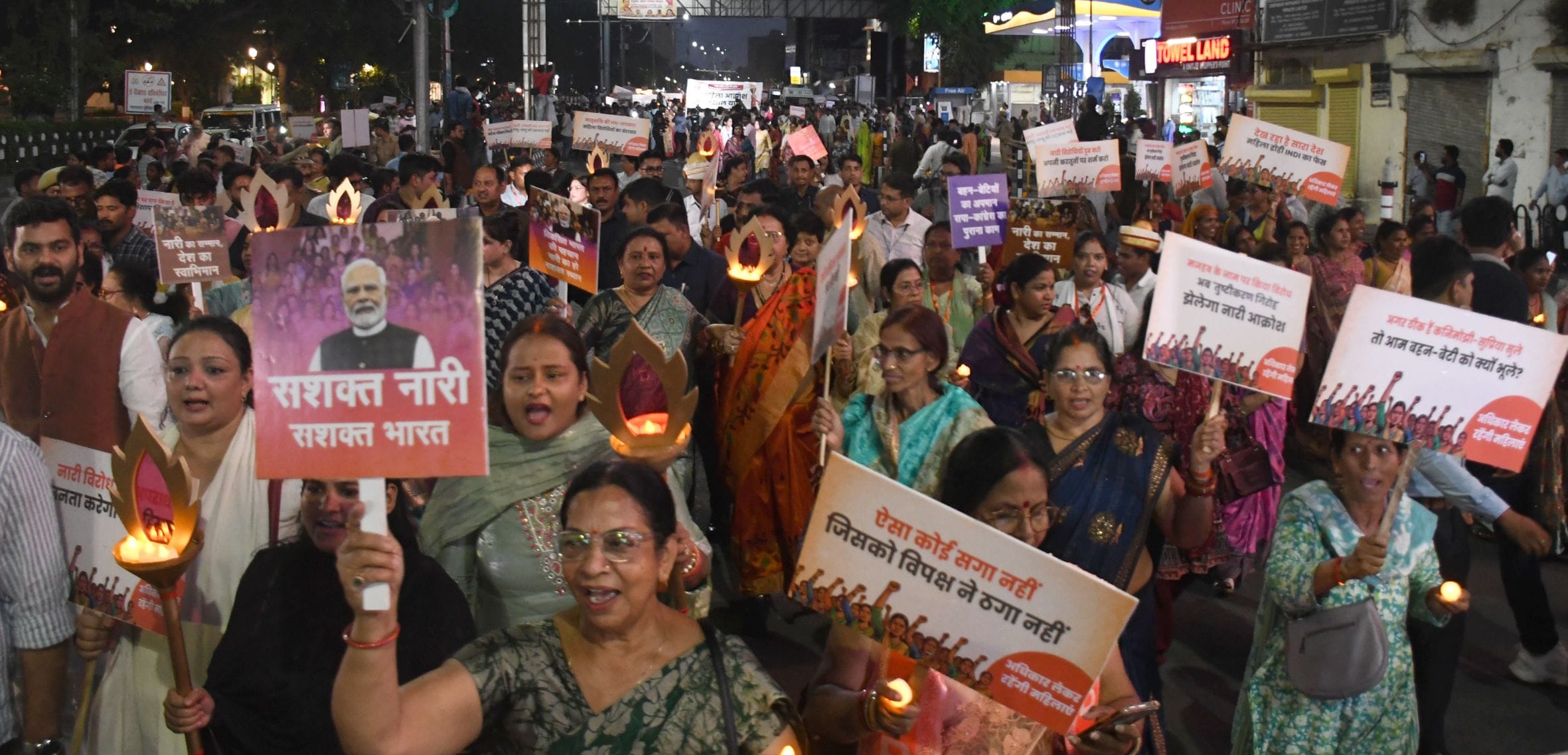 भाजपा की ओर से निकाला गया महिला आक्रोश मशाल मार्च भाजपा की ओर से निकाला गया महिला आक्रोश मशाल मार्च