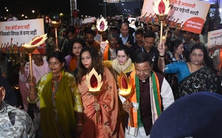 भाजपा की ओर से निकाला गया महिला आक्रोश मशाल मार्च भाजपा की ओर से निकाला गया महिला आक्रोश मशाल मार्च