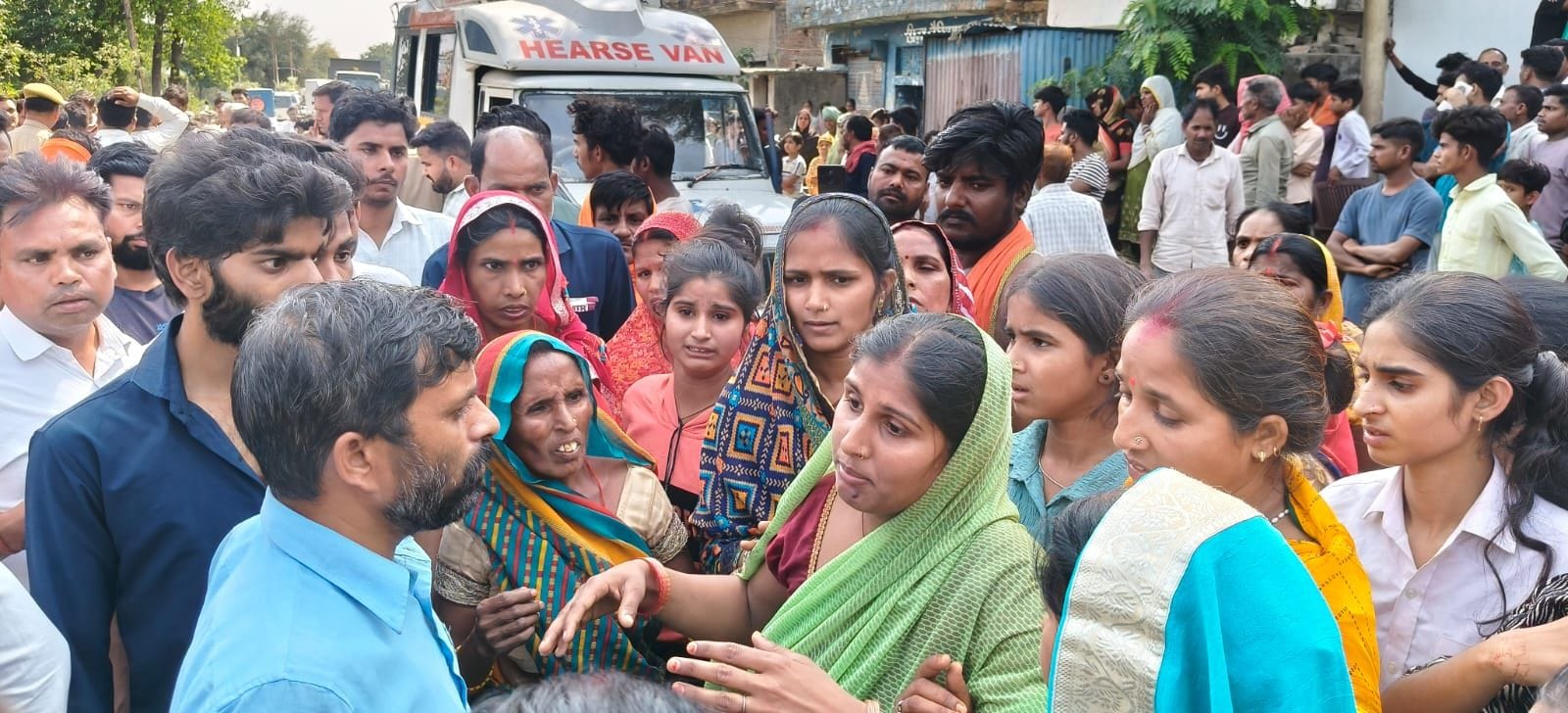 बख्शी का तालाब-कुम्हरावां मार्ग पर प्रदर्शन करते युवक के परिजन व ग्रामीण। बख्शी का तालाब-कुम्हरावां मार्ग पर प्रदर्शन करते युवक के परिजन व ग्रामीण।