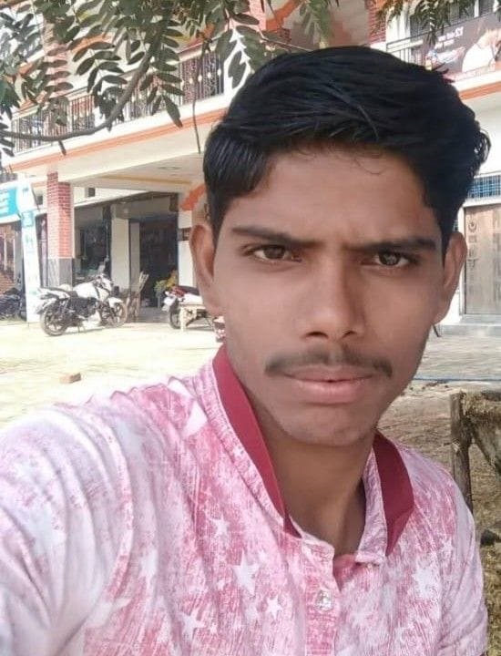 बख्शी का तालाब-कुम्हरावां मार्ग पर प्रदर्शन करते युवक के परिजन व ग्रामीण। बख्शी का तालाब-कुम्हरावां मार्ग पर प्रदर्शन करते युवक के परिजन व ग्रामीण।