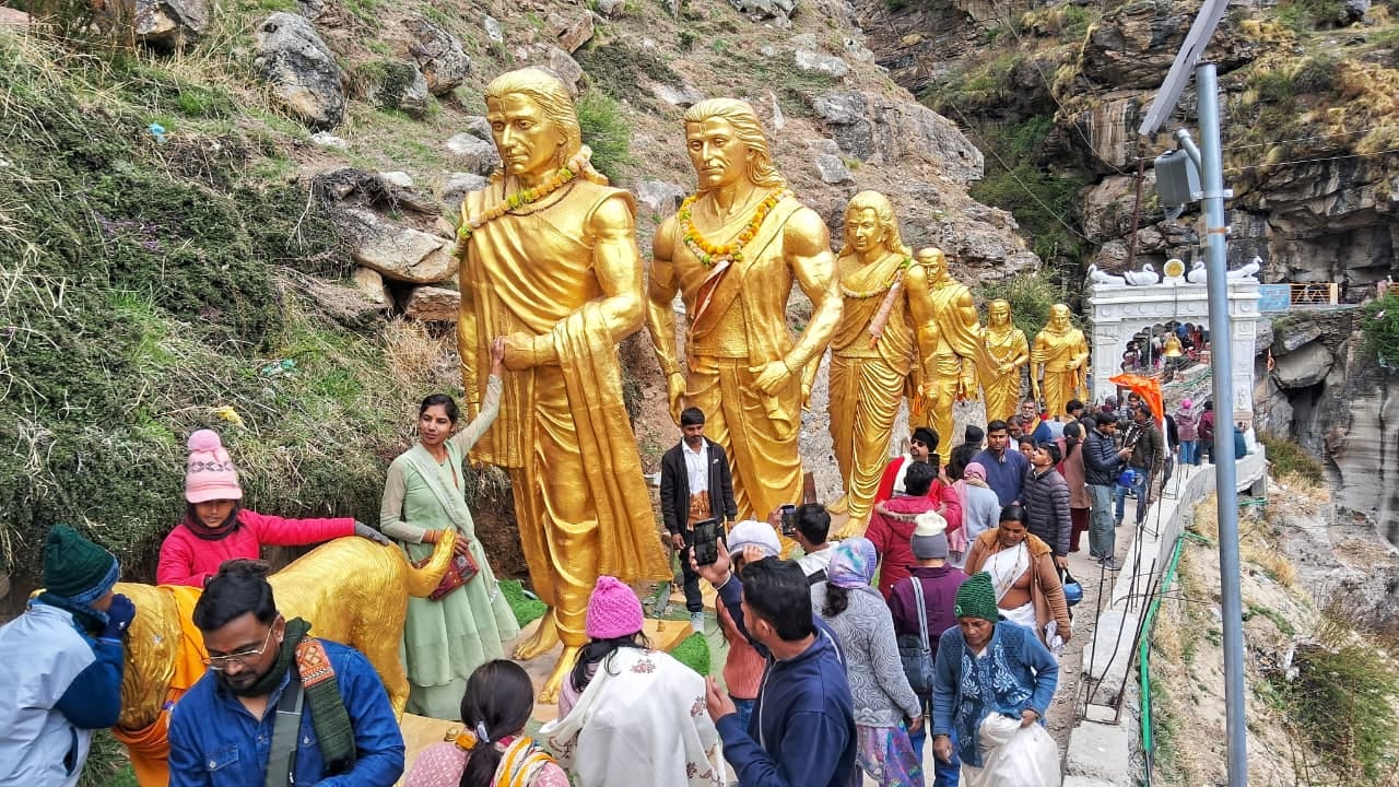 बदरीनाथ मंदिर के दर्शनों को लगी श्रद्धालुओं की लाइन। संवाद