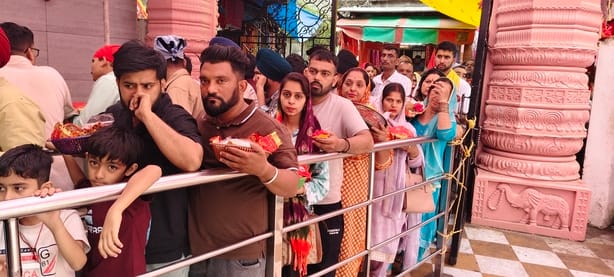 चामुंडा माता मंदिर में रविवार को उमड़ी भीड़। स्रोत: मंदिर