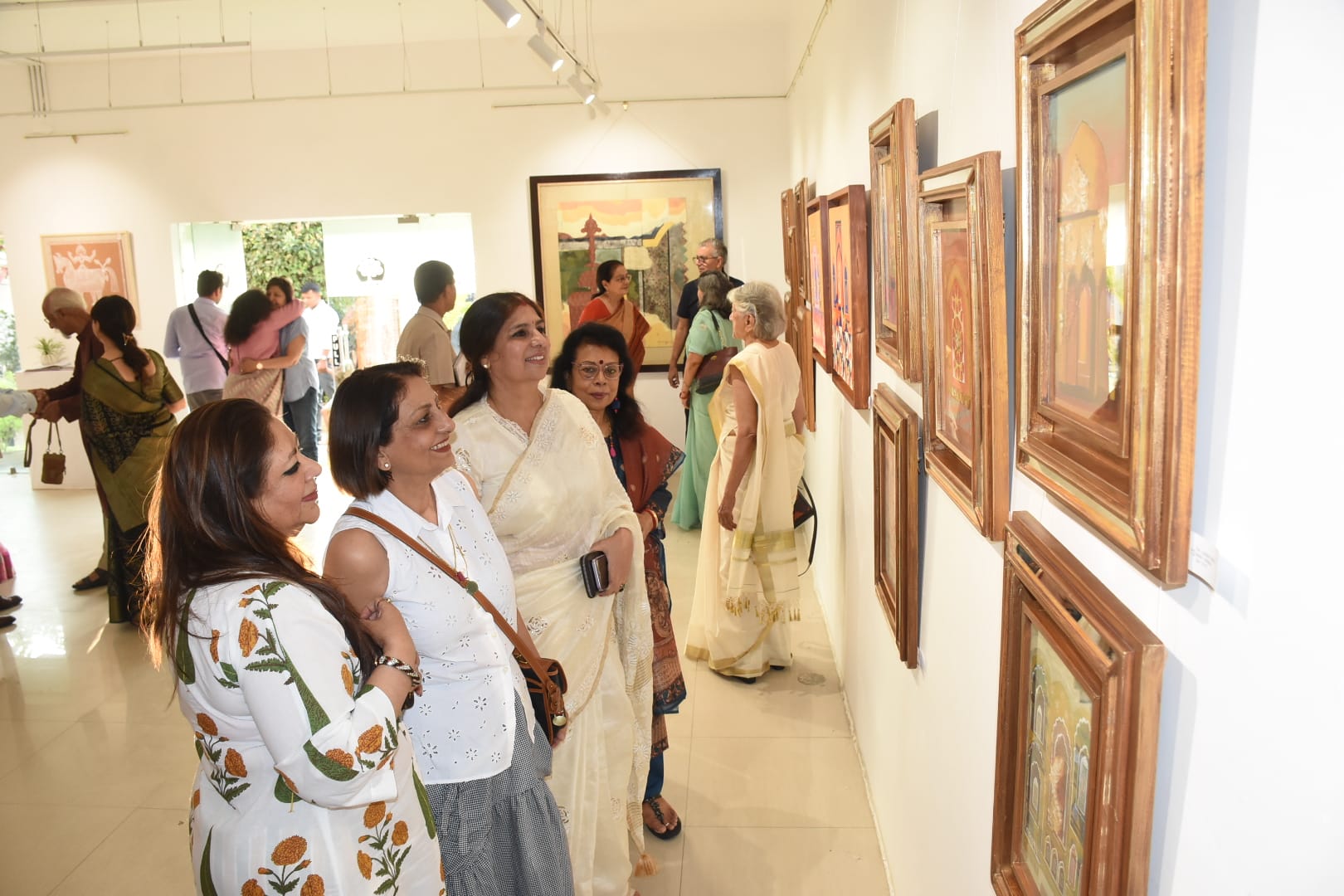 चित्रों में दिखी बुंदेलखंड और अवध की संस्कृति की खूबसूरती चित्रों में दिखी बुंदेलखंड और अवध की संस्कृति की खूबसूरती