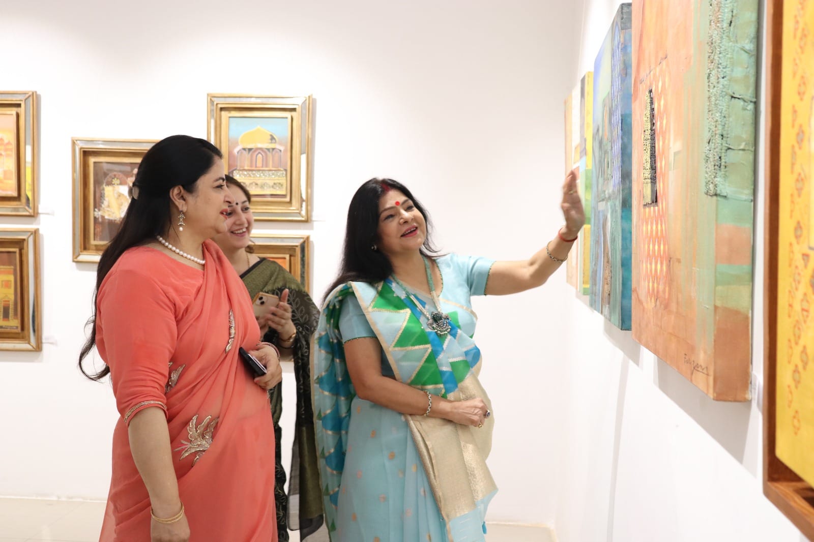 चित्रों में दिखी बुंदेलखंड और अवध की संस्कृति की खूबसूरती चित्रों में दिखी बुंदेलखंड और अवध की संस्कृति की खूबसूरती