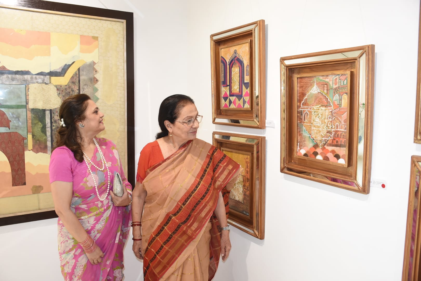 चित्रों में दिखी बुंदेलखंड और अवध की संस्कृति की खूबसूरती चित्रों में दिखी बुंदेलखंड और अवध की संस्कृति की खूबसूरती