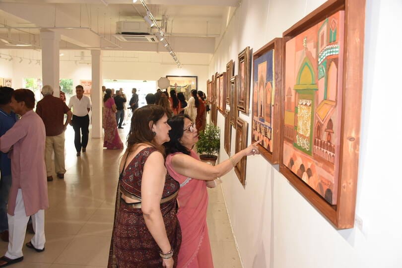 चित्रों में दिखी बुंदेलखंड और अवध की संस्कृति की खूबसूरती चित्रों में दिखी बुंदेलखंड और अवध की संस्कृति की खूबसूरती