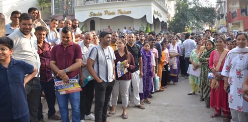 फरीदाबाद जेसीबोस विश्वविद्यालय  में नीट की परीक्षा देने आए अभ्यार्थियों के प्रवेश पत्र की जांच