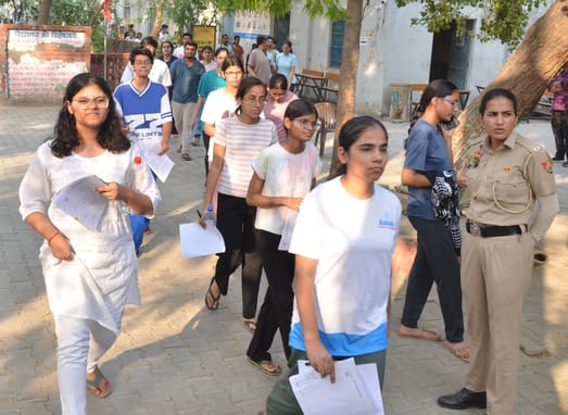 फरीदाबाद जेसीबोस विश्वविद्यालय  में नीट की परीक्षा देने आए अभ्यार्थियों के प्रवेश पत्र की जांच