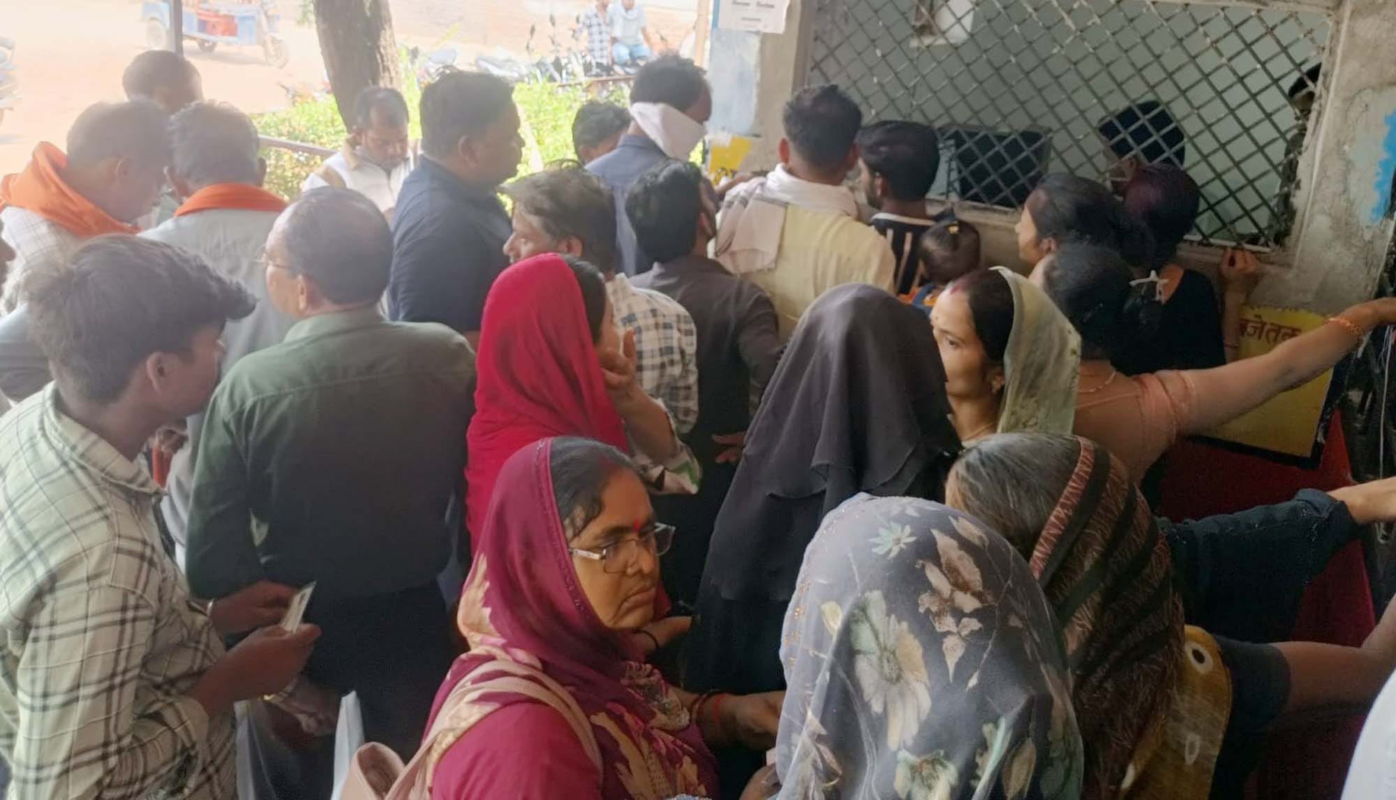 फोटो 02 एचएएमपी 16- राठ सीएचसी में इलाज न होने पर मरीज को ले जाते तीमारदार। संवाद