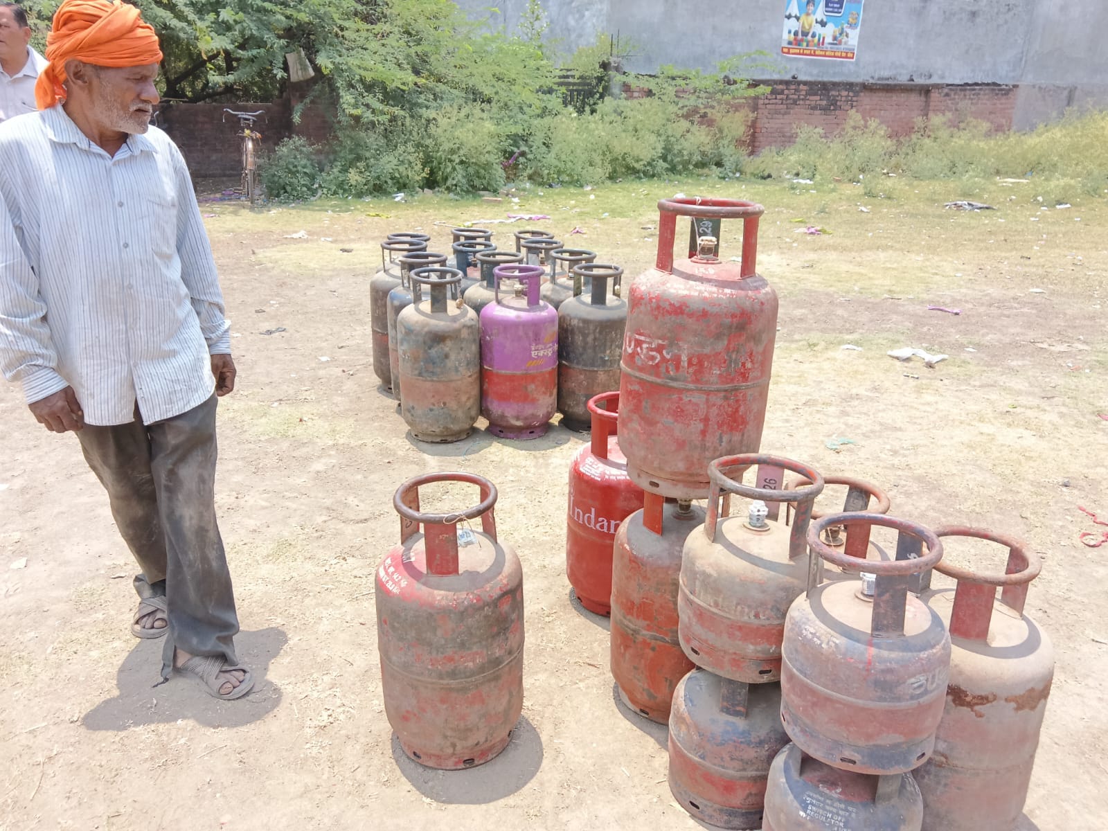 फोटो- 05 गैस एजेंसी में खड़े उपभोक्ता। संवाद