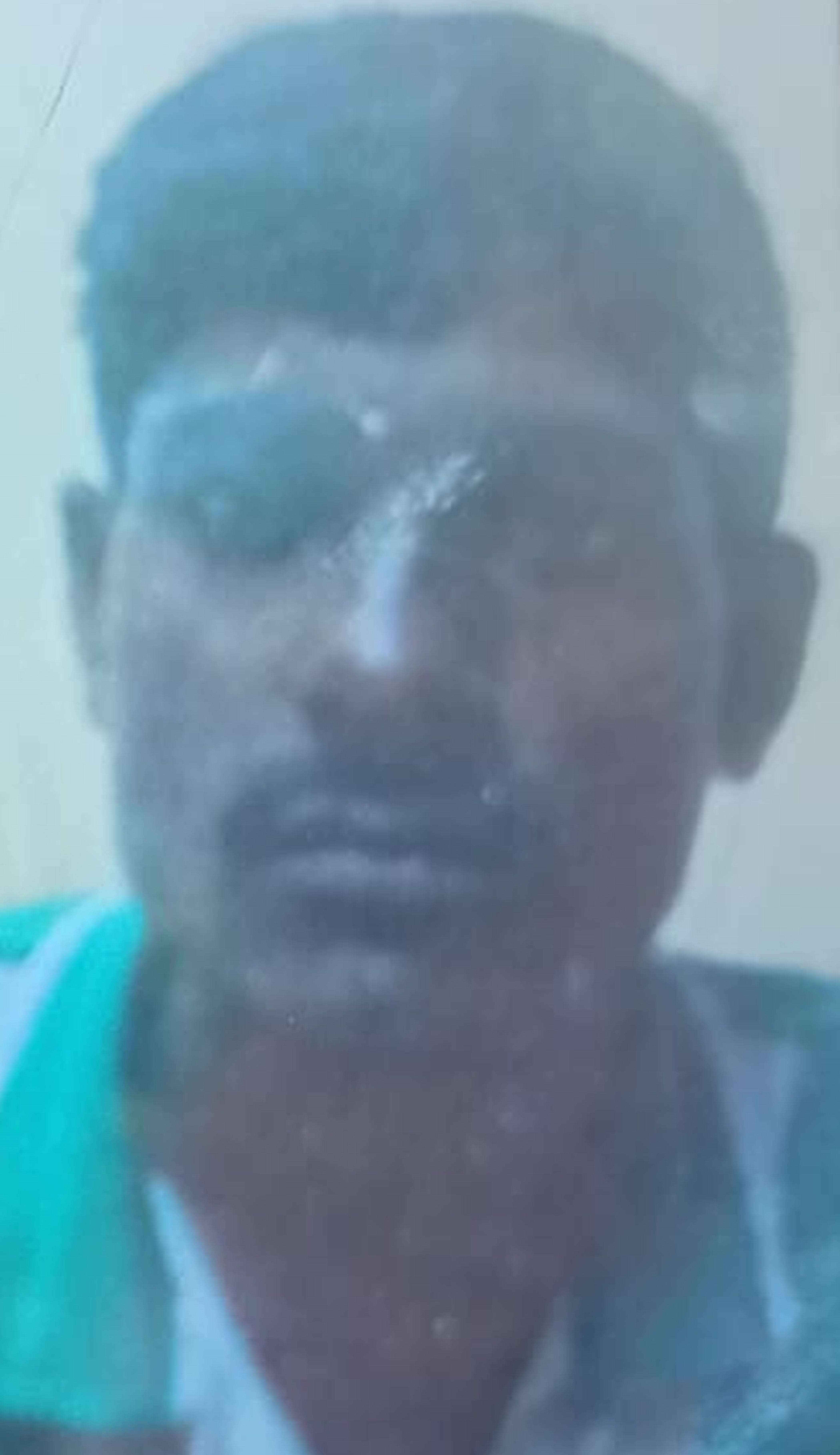 फोटो-18-हादसे के बाद खंती में कार पलटने के बाद पेड़ के ठूंठ पर टिकी। संवाद