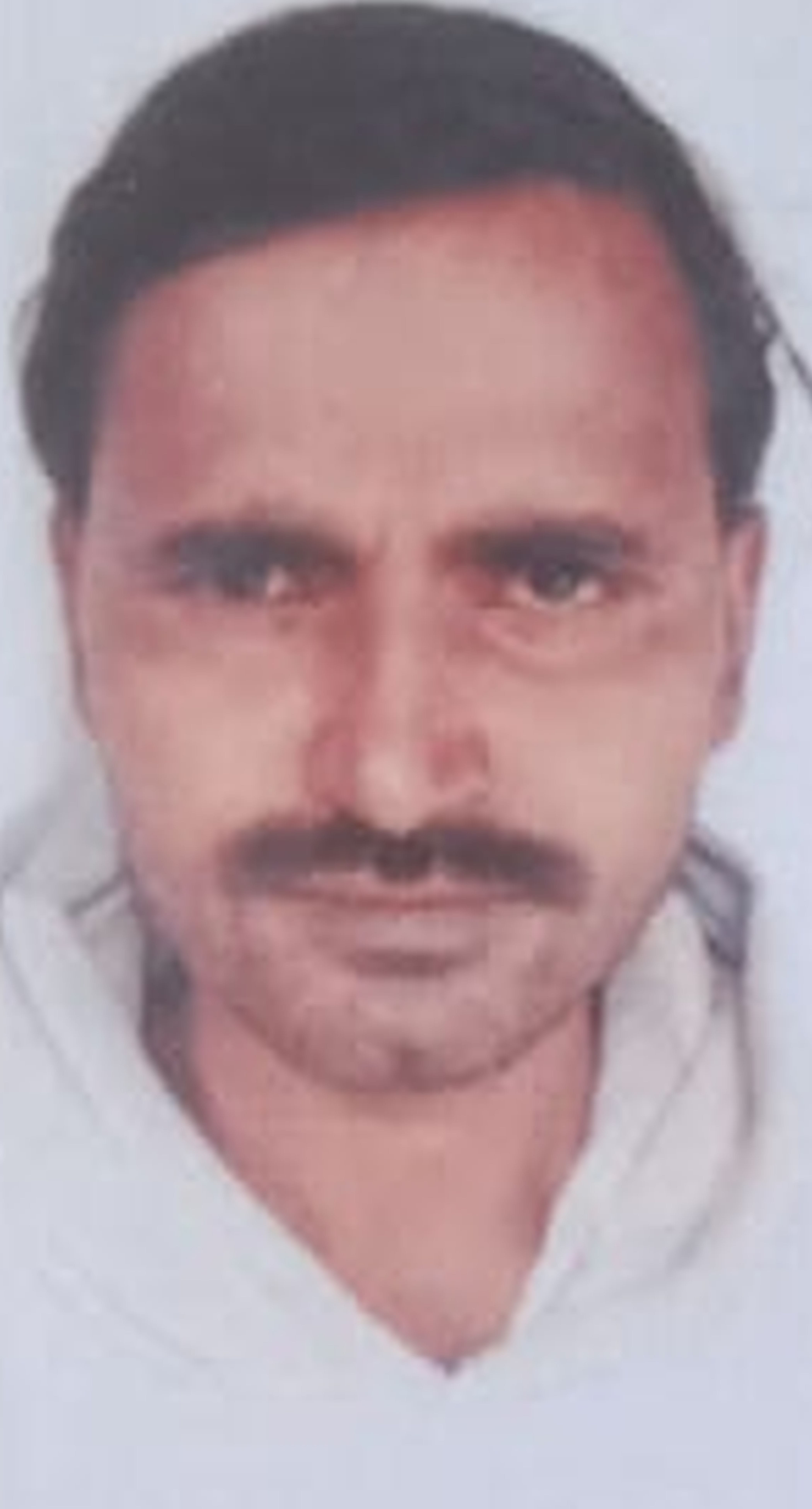 फोटो-18-हादसे के बाद खंती में कार पलटने के बाद पेड़ के ठूंठ पर टिकी। संवाद