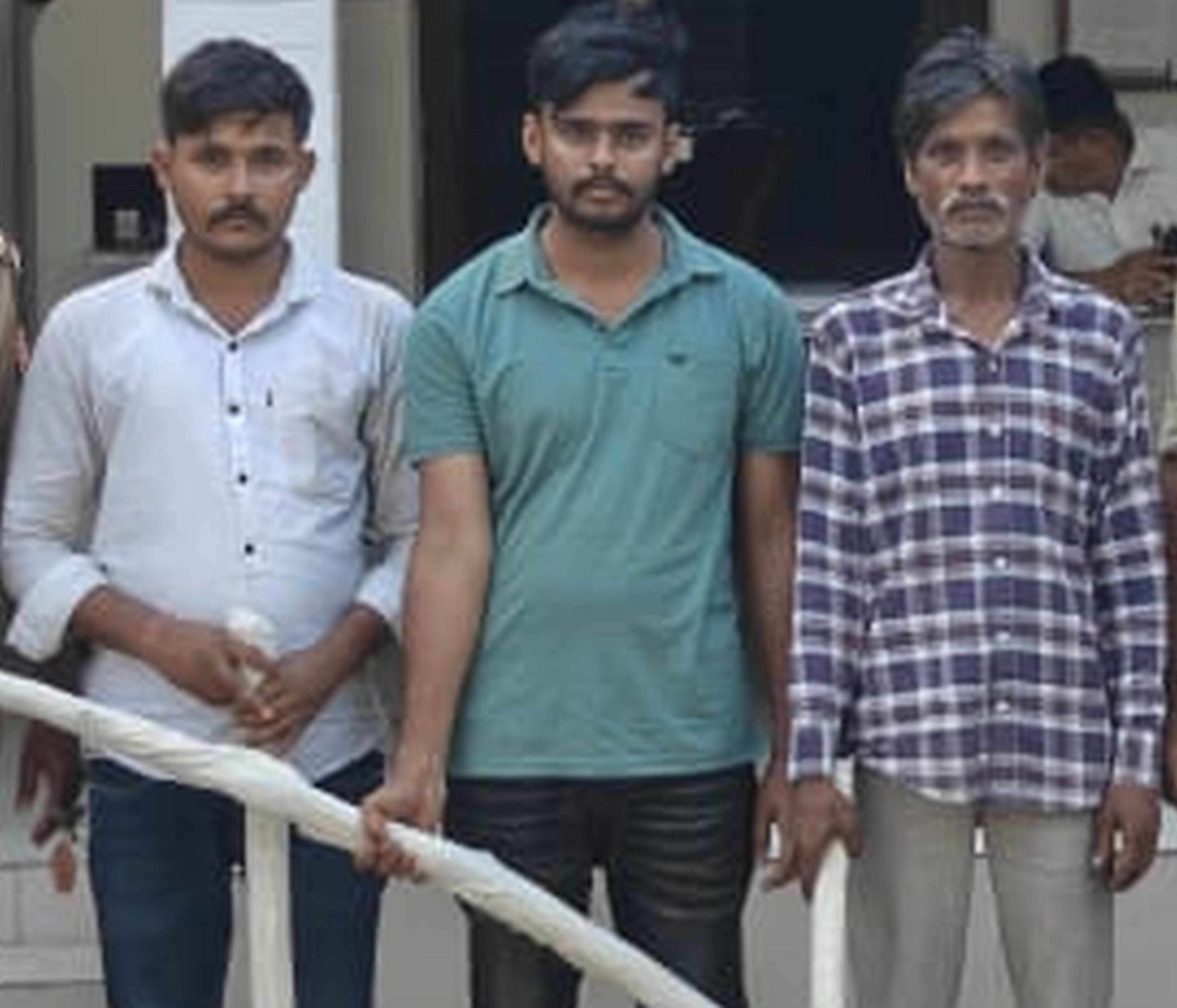 फोटो-32-हुसैनगंज थाने में पकड़े गए आरोपी। स्रोत पुलिस