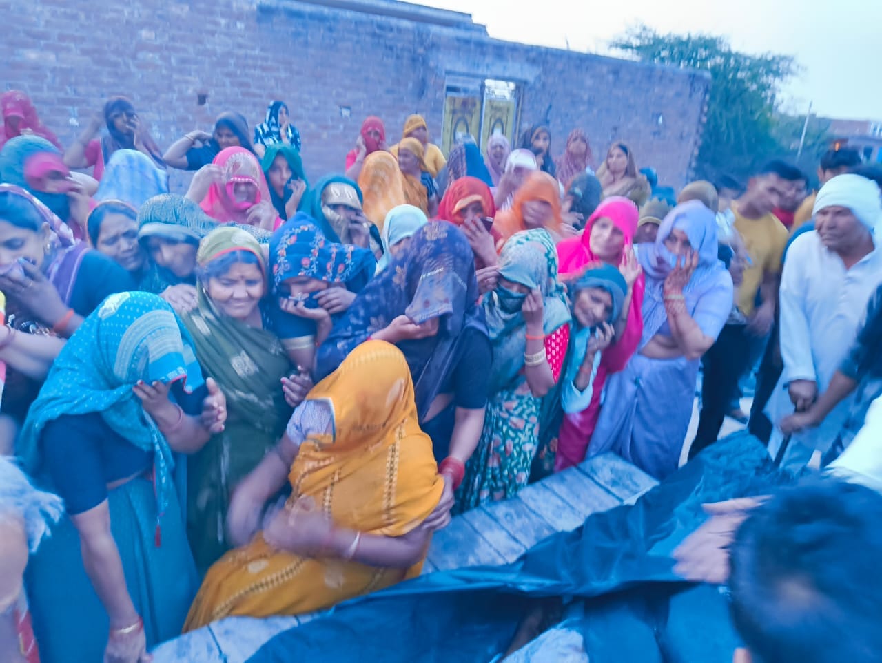 फोटो-44-बुंदेलखंड एक्सप्रेस वे पर जांच करते एएसपी आलोक मिश्रा व सीओ पी. पुनीत मिश्रा। स्रोत: पु