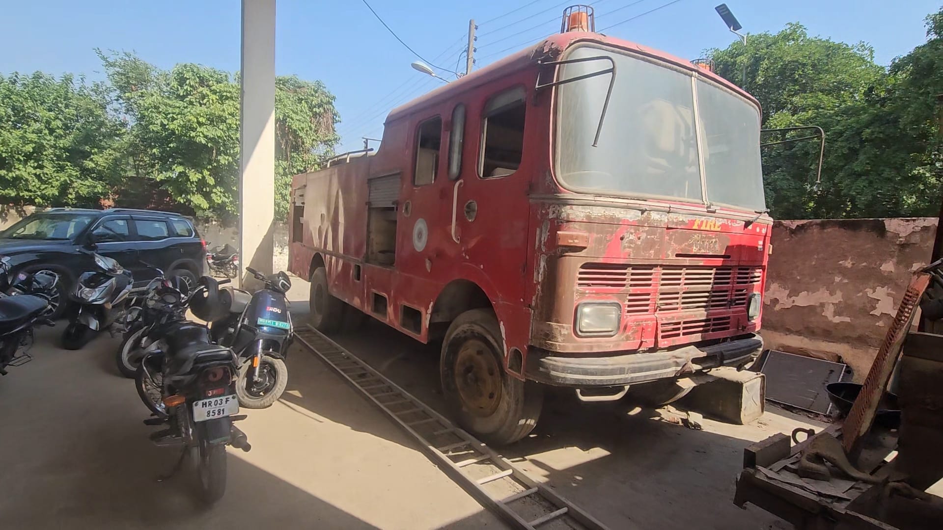 फायर बिग्रेड कार्यालय में खराब दोनों बुलेट बाइक, उतारे गए फायर हाईड्रेंट सिस्टम। संवाद
