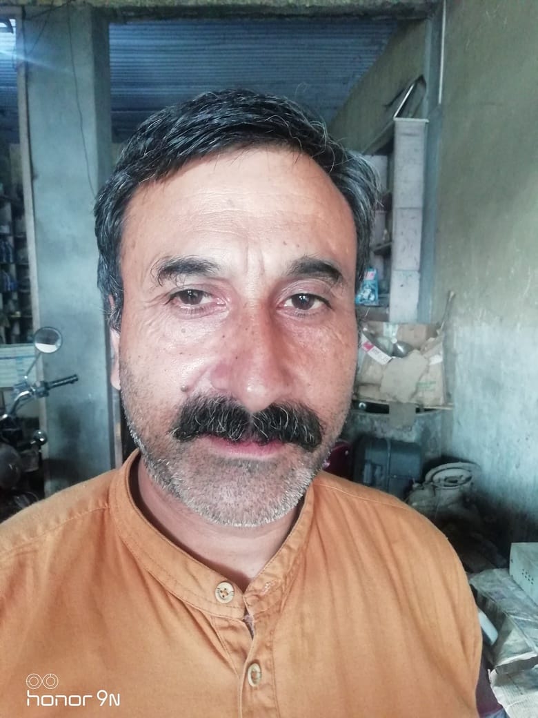 घुमारवीं में फुटपाथ पर लगी गाड़ियां। संवाद