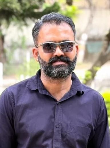 घुमारवीं में फुटपाथ पर लगी गाड़ियां। संवाद