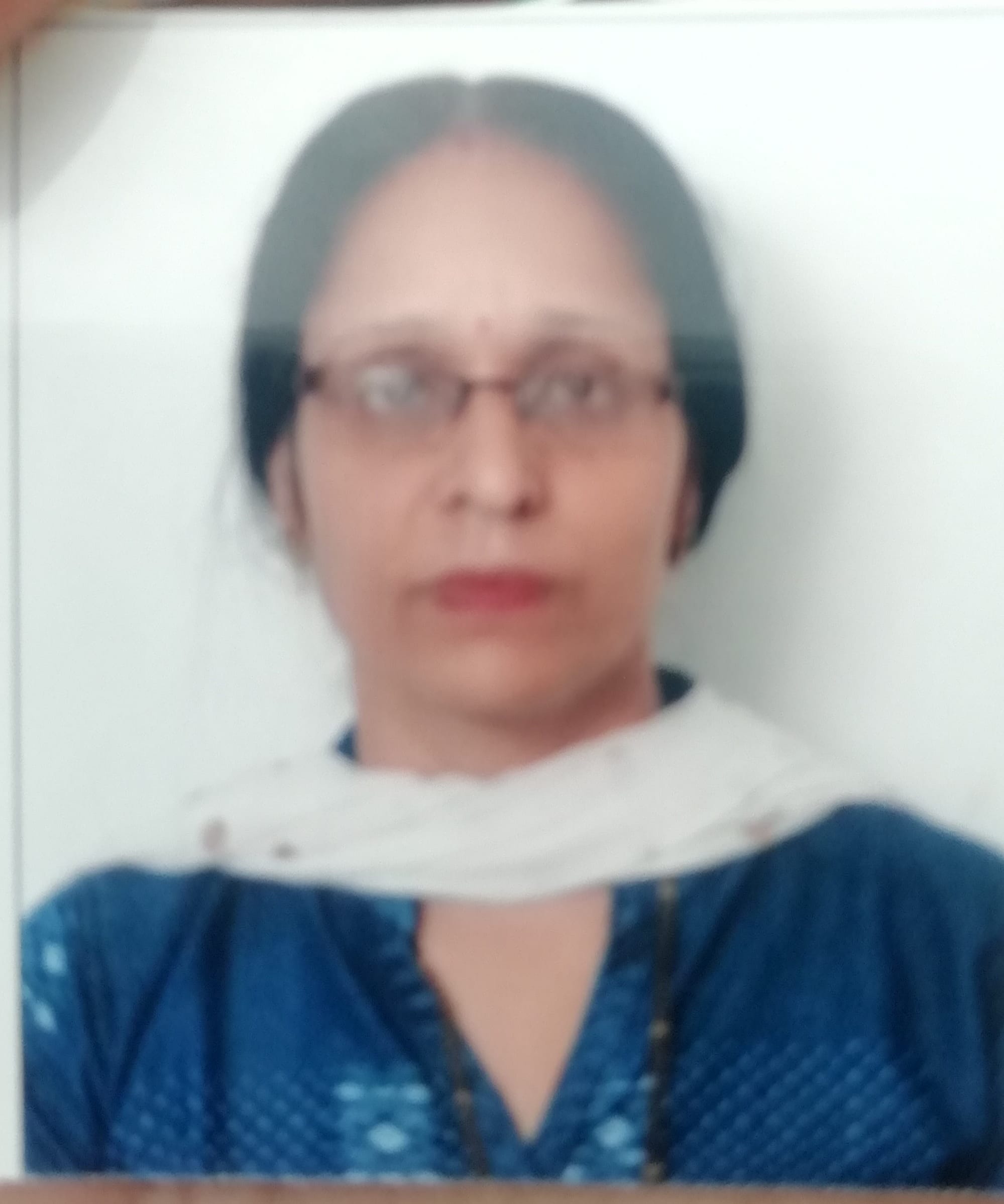 घुमारवीं में फुटपाथ पर लगी गाड़ियां। संवाद