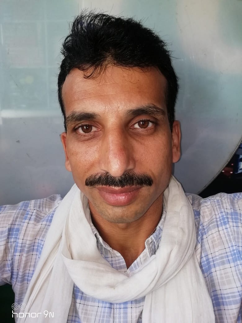 घुमारवीं में फुटपाथ पर लगी गाड़ियां। संवाद