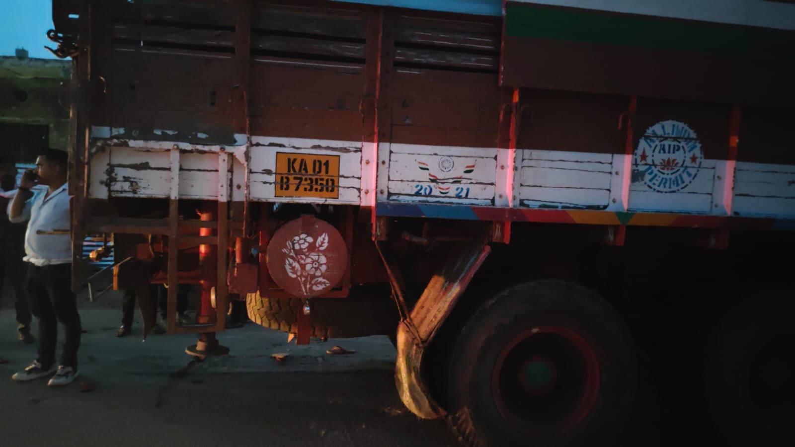 घटना स्थल पर मौजूद लोग।