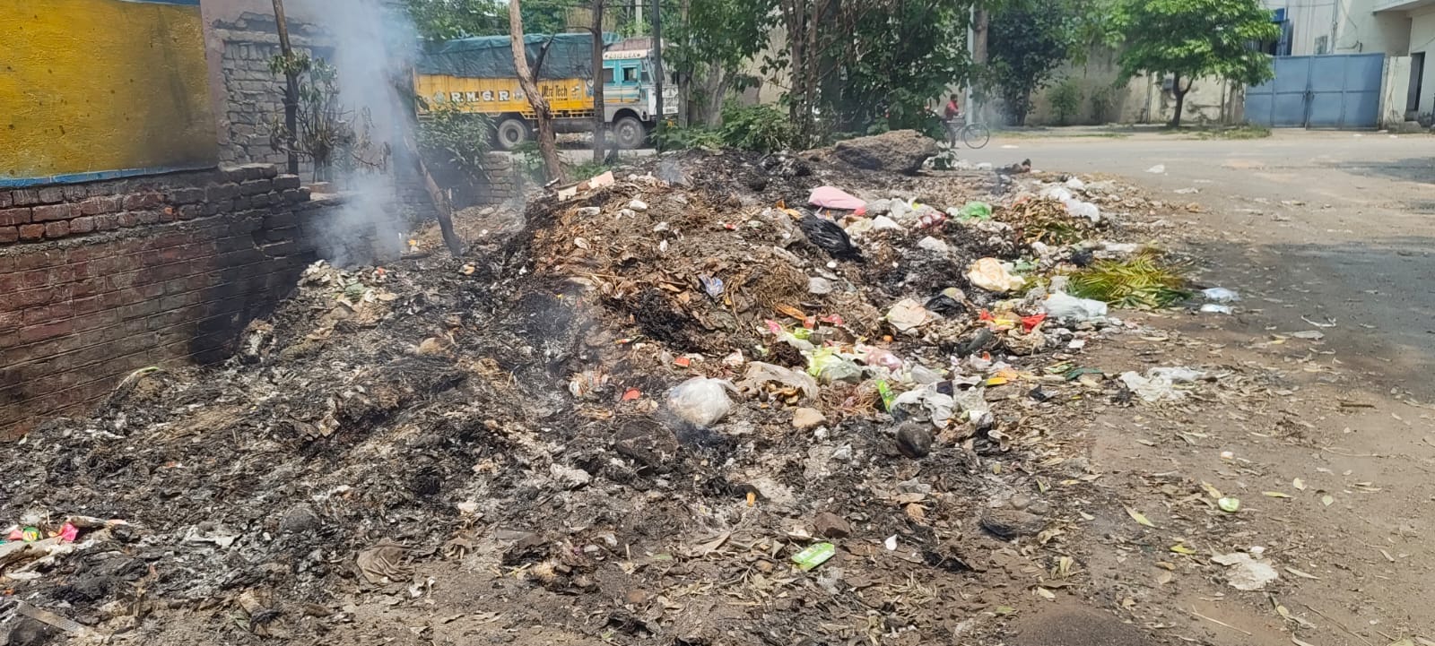 इंडस्ट्रियल रोड पर पड़ा कूड़ा। संवाद