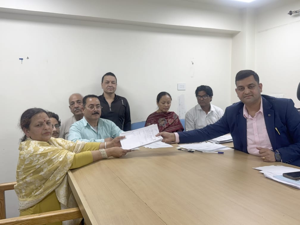 कुल्लू के नगर परिषद के पाषर्द के लिए वार्ड नंबर 4 से अपना नामांकन पत्र भरते पूर्व अध्यक्ष गोपाल