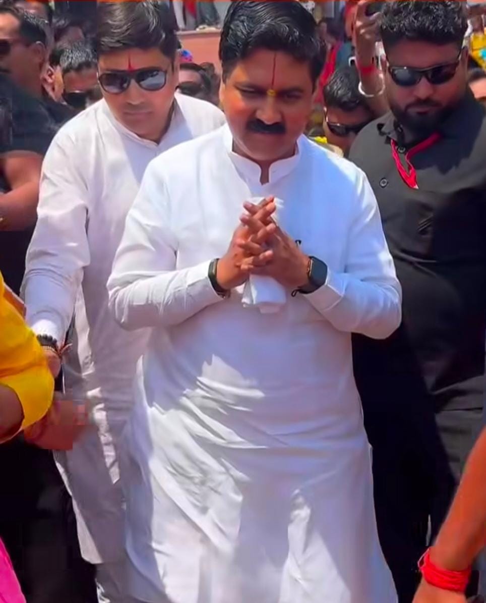 करनैलगंज में सरयू तट पर पहुंचे प्रवाचक राजन जी महाराज व नदी से जल भरते श्रद्धालु। स्रोत: सोशल म