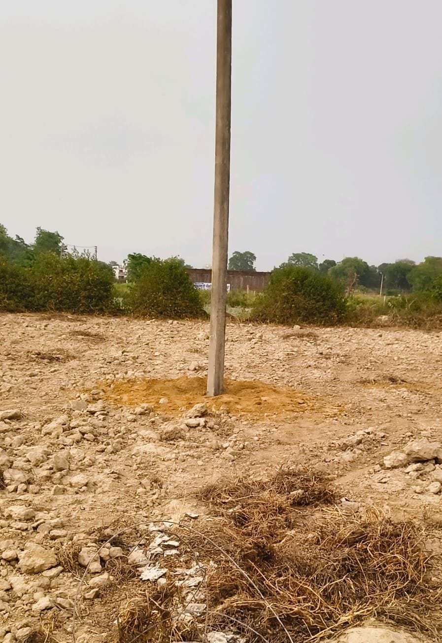 खंभे लगाने में मनमानी। खंभे लगाने में मनमानी।