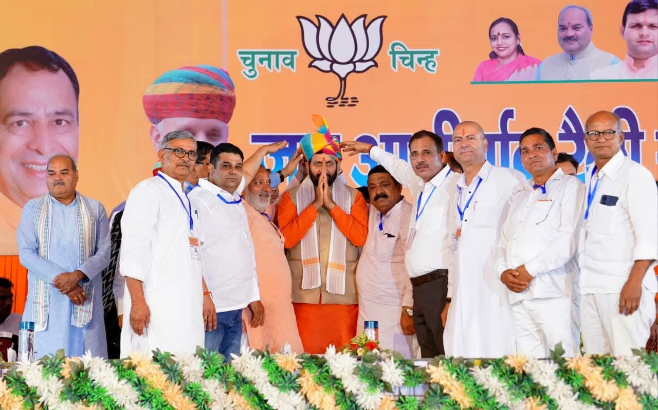 मुख्यमंत्री नायब सिंह सैनी और केंद्रीय मंत्री राव इंद्रजीत का स्वागत करते नेता। स्रोत : प्रवक्त मुख्यमंत्री नायब सिंह सैनी और केंद्रीय मंत्री राव इंद्रजीत का स्वागत करते नेता। स्रोत : प्रवक्त