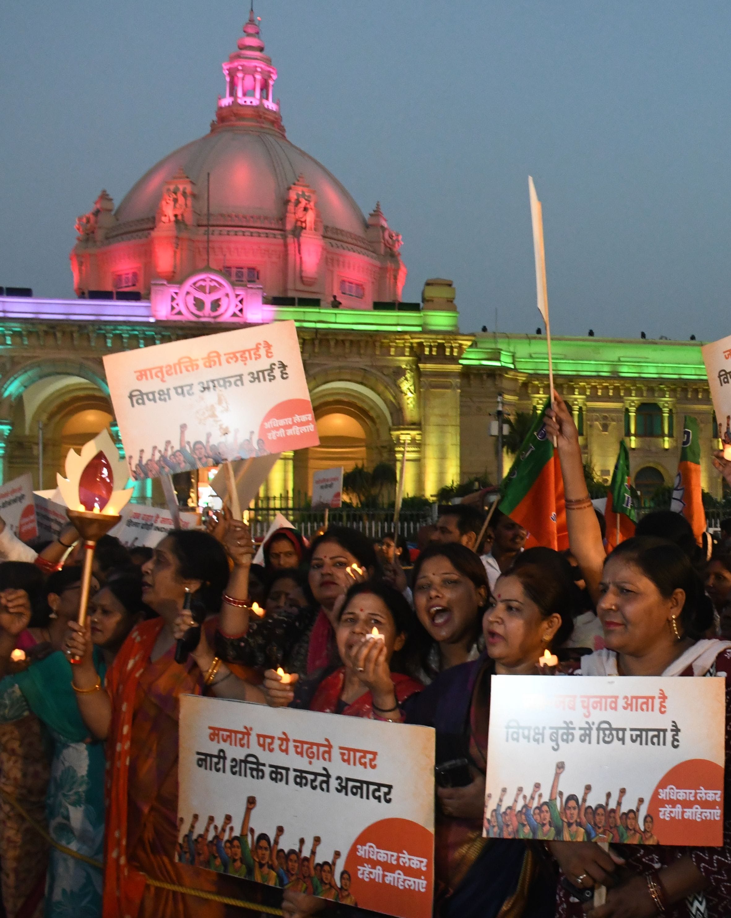 मशाल मार्च निकालते भाजपाई।