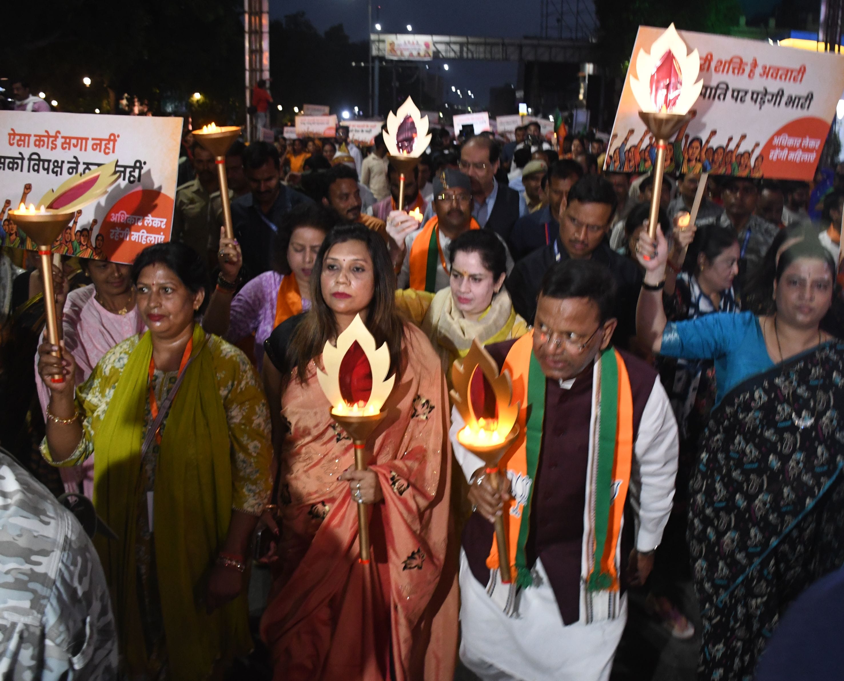 मशाल मार्च निकालते भाजपाई।
