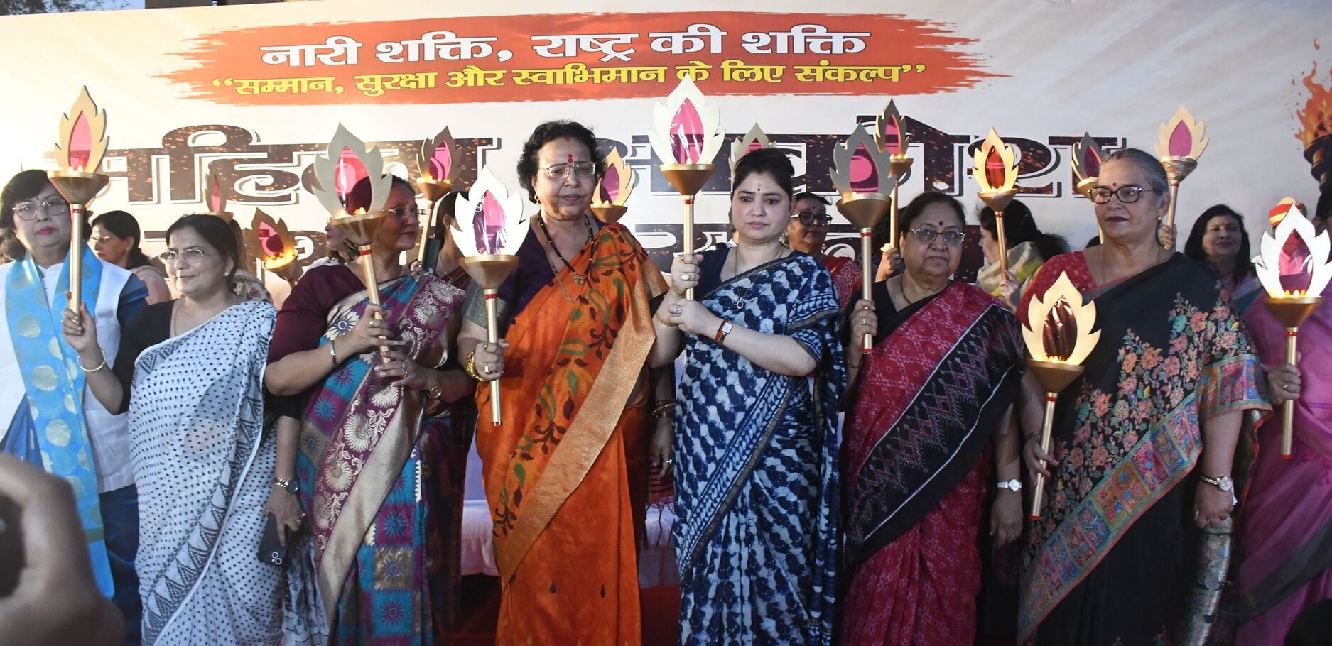 मशाल मार्च निकालते भाजपाई।
