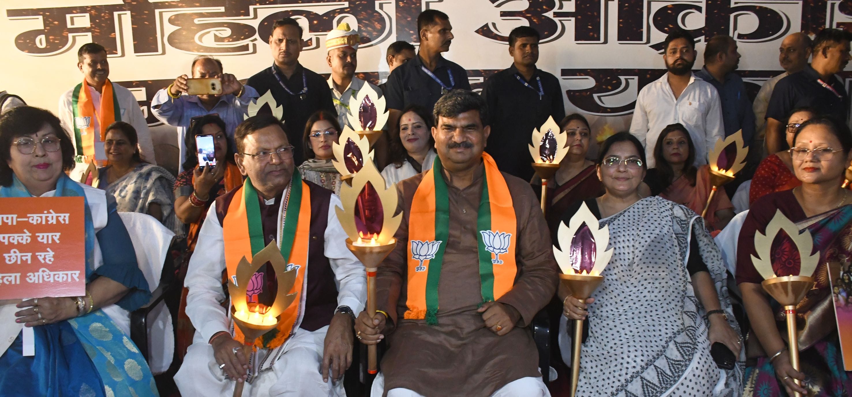 मशाल मार्च निकालते भाजपाई।