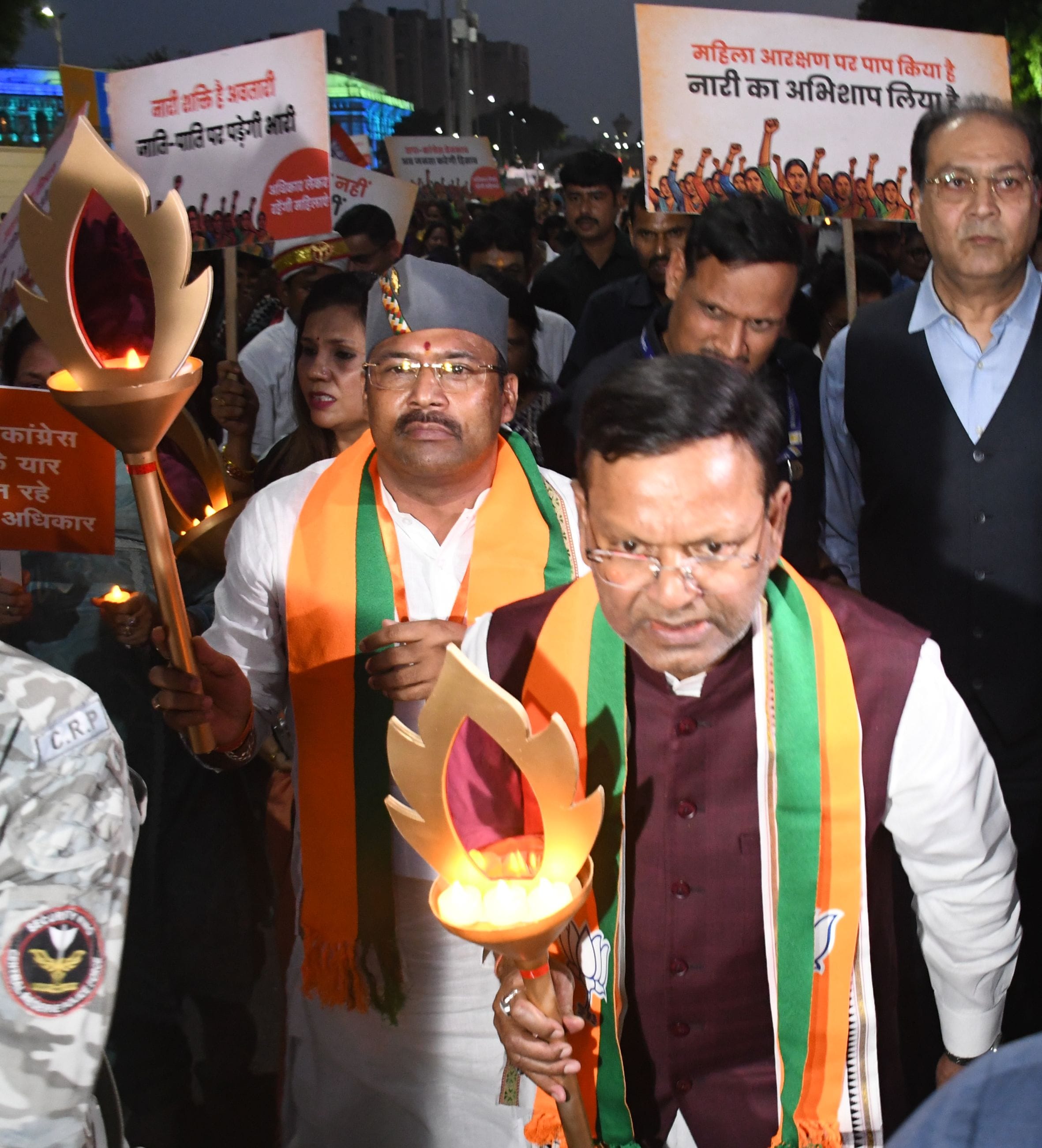 मशाल मार्च निकालते भाजपाई।
