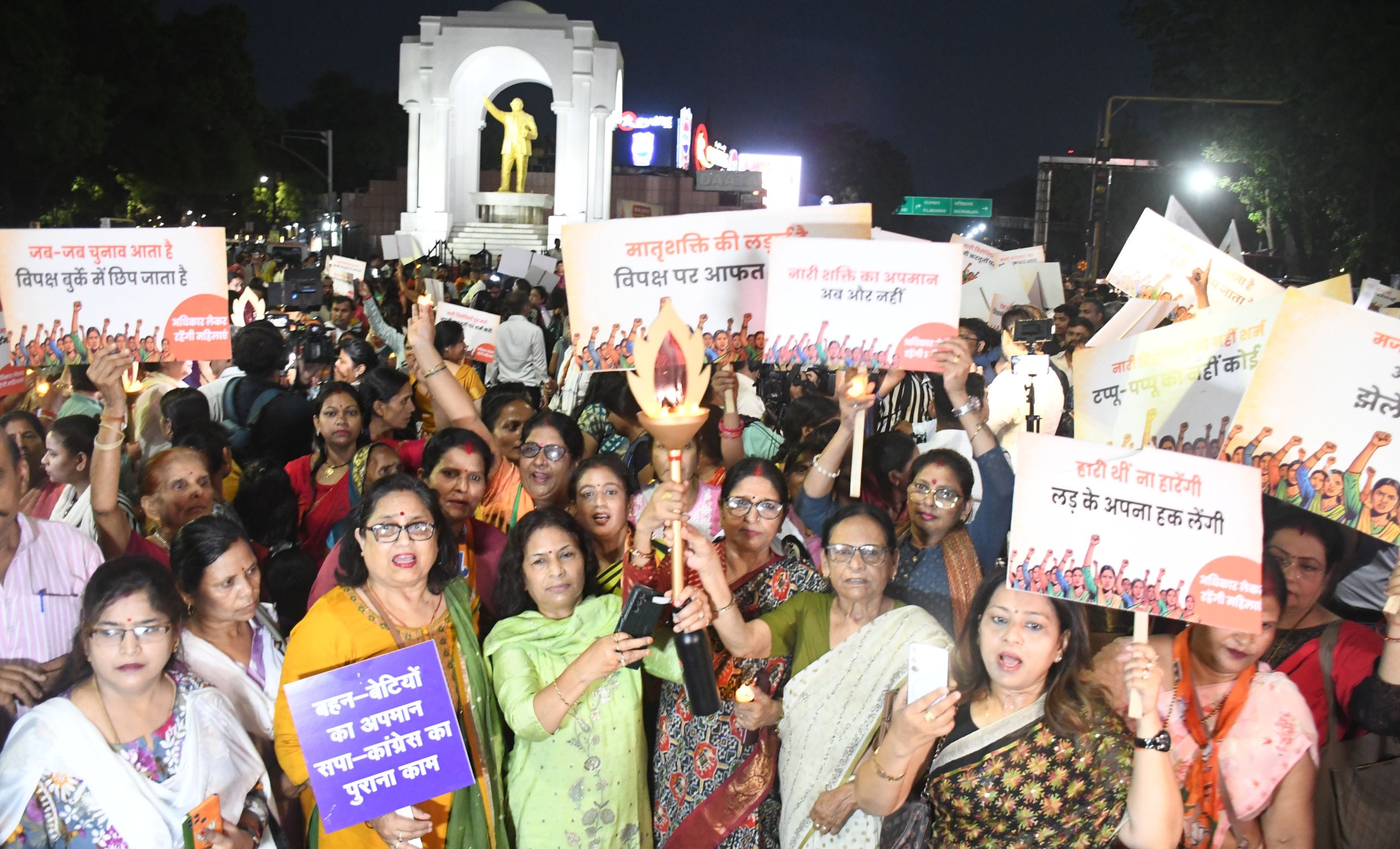 मशाल मार्च निकालते भाजपाई।