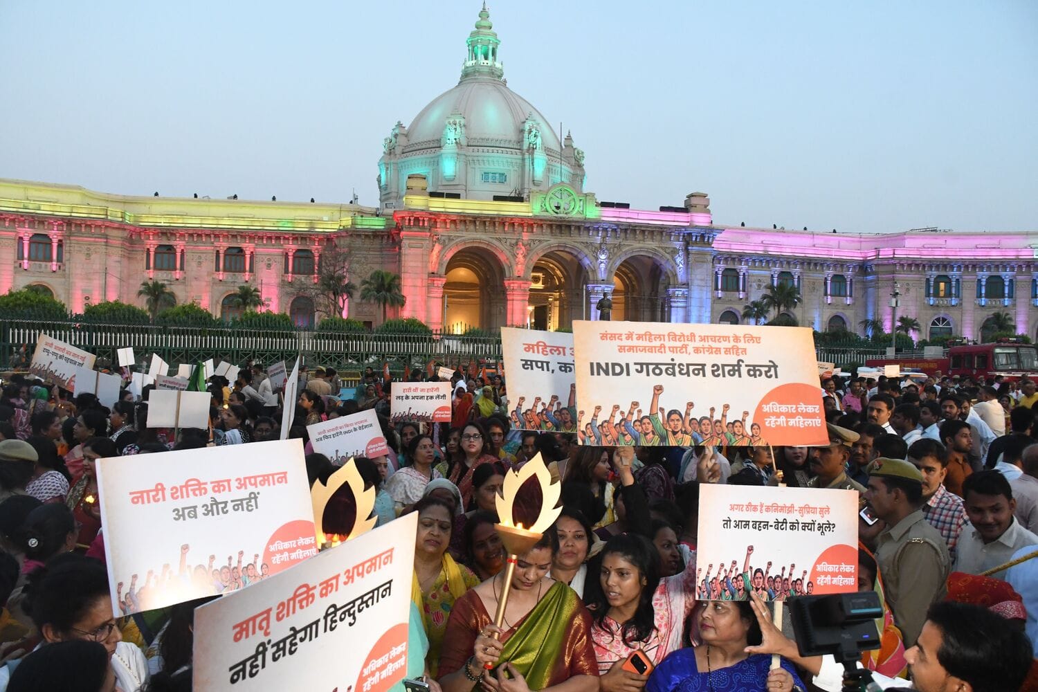 मशाल मार्च निकालते भाजपाई।