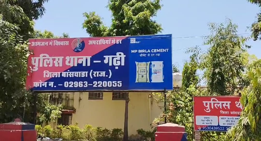 मादलदा गांव में ग्रामीणों से समझाइश करते एएसपी नरपत सिंह।